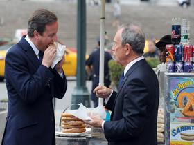 Hot dog je priljubljena hrana v ZDA. To sta pokazala tudi britanski premier David Cameron in newyorški župan Michael Bloomberg.