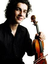 Festival (je) letos gosti(l) številne znane soliste, kot sta pianista Martin Stadtfeld in Denis Macujev ter seveda violinist Sergej Hačatrijan (na sliki).