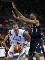 Primož Brezec in Tyson Chandler
