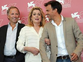Francois Ozon (na levi) je svoj novi film, Potiche, predstavil v družbi obeh protagonistov, Catherine Deneuve in Fabrica Luchinija.