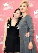 Japonski igralki Rinko Kikuchi (desno) in Kiko Mizuhara na premieri filma Norveški gozd.