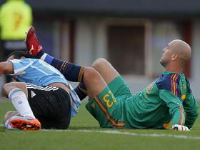 Carlos Tevez in Pepe Reina