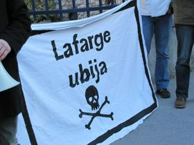 Protest proti Lafargeu pred veleposlaništvom Francije