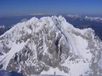 Sosednji Kočni (2540 m), Julijci in Karavanke v ozadju