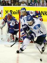 Tuomo Ruutu in Jaroslav Halak