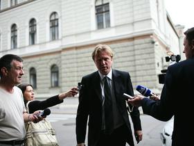 Gregor Golobič med novinarji. Desno novinar MMC-ja Gašper Petovar, levo novinar Radia Slovenija Marko Škrlj.
