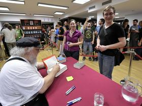 Ameriški pisatelj in scenarist George R. R. Martin, ki si je kultni status prislužil s knjižno serijo Pesem ledu in ognja, je na več lokacijah nagovoril slovenske oboževalce njegovih del in ob priložnosti tudi podpisoval knjige.