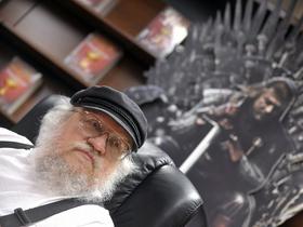 Pisatelj George R. R. Martin, kije bil na obisku v Sloveniji, se je rodil leta 1948 v zvezni državi New Jersey. Že zelo zgodaj je začel pisateljevanje, že kot otrok je okoliškim vrstnikom za drobiž prebiral in prodajal svoje zgodbice o pošastih. Pozneje je navdušen nad stripi pisal zgodbe za "fanzine". Leta 1970 je na univerzi v Evanstonu v državi Illinois diplomiral iz novinarstva, iz katerega je leto pozneje še magistriral. Od leta 1979 se posveča izključno pisanju.