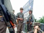 25. Junij 1991: Vojaki JLA stojijo in sedijo na mostu pri kažipotu za smer proti Avstriji