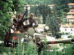 04.07.1991: Pripadnik slovenske Teritorialne obrambe na tanku, ki so ga zasegli Jugoslovanski ljudski armadi