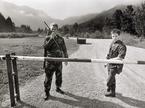 Borovnica, julij 1991 - teritorialci in vojaki JLA pregledujejo vojaško skladišče v Borovnici