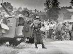 Komenda 26.06.1991 Ljudje na kolesih opazujejo vojake JLA, ki stojijo ob tankih med 10 dnevno vojno za Slovenijo