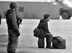 Koper, 26. 10. 1991 - Zadnji vojak s svojo opremo zapušča ozemlje Slovenije, za njim stoji slovenski policist v Luki Koper