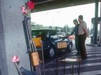 Krvavi Potok, 25. junij 1991 - puške znamke kalašnikov z rožami v ceveh, so naslonjene na zid na mejnem prehodu, kjer policisti in vojaki preverjajo potne liste med 10-dnevno vojno