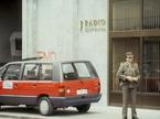 Ljubljana, Junij 1991 - Vojak JLA stoji pred RTV SLO med 10-dnevno vojno za Slovenijo