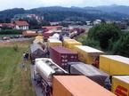 Medvedjek, 27. 6. 1991 - tovornjaki stojijo na cesti pri Medvedjeku