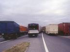 Medvedjek, 27.06.1991 - Tovornjaki stojijo na cesti pri Medvedjeku