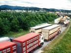 Medvedjek, 27.06.1991 - Tovornjaki stojijo na cesti pri Medvedjeku