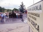 Nova Gorica, Junij 1991 - Ljudje gledajo požgana tanka JLA na mejnem prehodu v Rožni Dolini