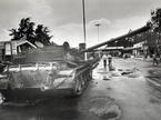 Nova Gorica, junij 1991 - tank na mejnem prehodu v Rožni Dolini