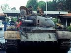 Nova Gorica, Junij 1991 - Tank na mejnem prehodu v Rožni Dolini s šopkom v cevi