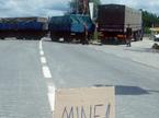 Vrhnika, junij 1991 - napis mine na cesti pred tovornjaki JLA za prevoz vojakov in opreme