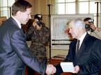 Milan Kučan izroči časni znak svobode Albinu Gutmanu (Teritorialna obramba)