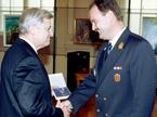 Milan Kučan izroči časni znak svobode Janezu Slaparju (Teritorialna obramba)