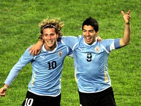 Diego Forlan in Luis Suarez