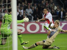 Gregory van der Wiel (Ajax) ter Domagoj Vida in Ivan Kaleva (Dinamo)