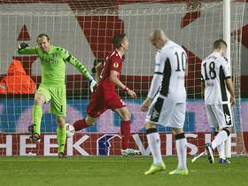 Mark Schwarzer (Fulham) in Marc Janko (Twente)