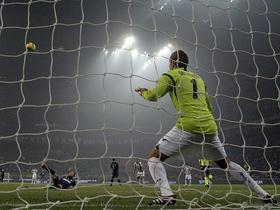 Giampaolo Pazzini in Samir Handanović
