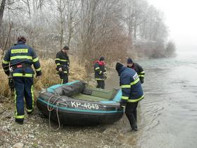 pomagali so si tudi s čolnom