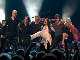 Tarja Turunen s spremljevalno skupino