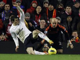 Gareth Bale in Pepe Reina