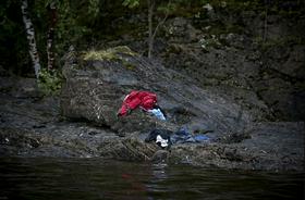 Izredni dogodki (Reportaže), 2. mesto: Utøya. Veliko ljudi je iz strahu pred Breivikovimi kroglami skočilo v ledeno vodo. Anders Behring Breivik je 22. julija na majhnem otočku pri Oslu postrelil 22 ljudi. Avtor: Niclas Hammerström.