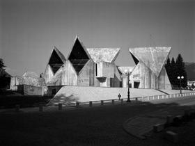 Kulturni center, Kolašin, Črna gora, 1976; arhitekt: Marko Mušič.