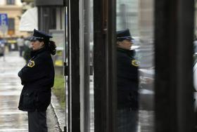 Policistka pred stavbo ministrstva za notranje zadeve