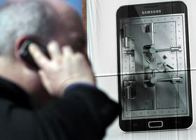 Španec med telefoniranjem in oglasom za pametni telefon