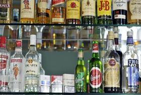 UKC: V treh letih skoraj 300 z alkoholom zastrupljenih otrok in mladostnikov