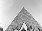 Hosni Mubarak pri grobnici neznanemu vojaku, 24. aprila 1986. Ob njem obrambni minister Abdel Halim Abu Gazela in načelnik generalštaba general Ibrahim Orabi