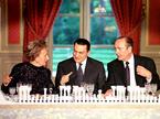 Hosni Mubarak posluša Bernadette Chirac, ženo francoskega predsednika Jacquesa Chiraca v Parizu, 18. maja 1998