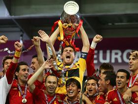Iker Casillas dviga pokal za naslov evropskih prvakov