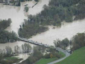 Foto, video: Zaradi nove pošiljke padavin Sava na Gorenjskem spet narašča