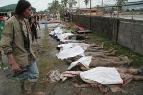 Foto: Filipinci v solzah, tajfun usoden za najmanj 300 ljudi