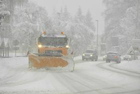 Številne regionalne ceste zaprte, za odplužen sneg ponekod ni prostora