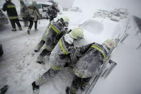V snegu ujete ljudi na Madžarskem rešujejo s tanki