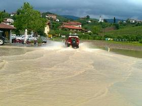 Foto: Voda prestopila  bregove v Goriških brdih