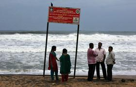 Foto: Superciklon Phailin dosegel indijsko obalo. Evakuirano 500.000 ljudi.