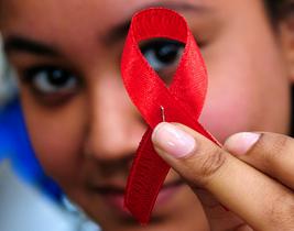 Število okuženih s HIV-om raste, v Sloveniji samo letos 38 novih okužb